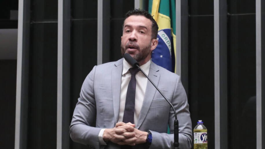 André Janones ensina militantes a 'descer o cacete' em eleitores de direita