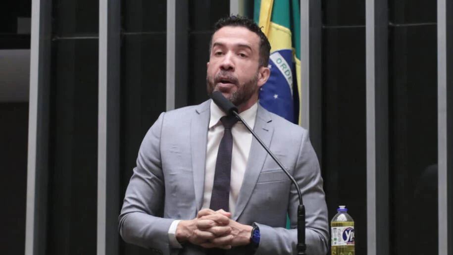 André Janones ensina militantes a ‘descer o cacete’ em eleitores de direita