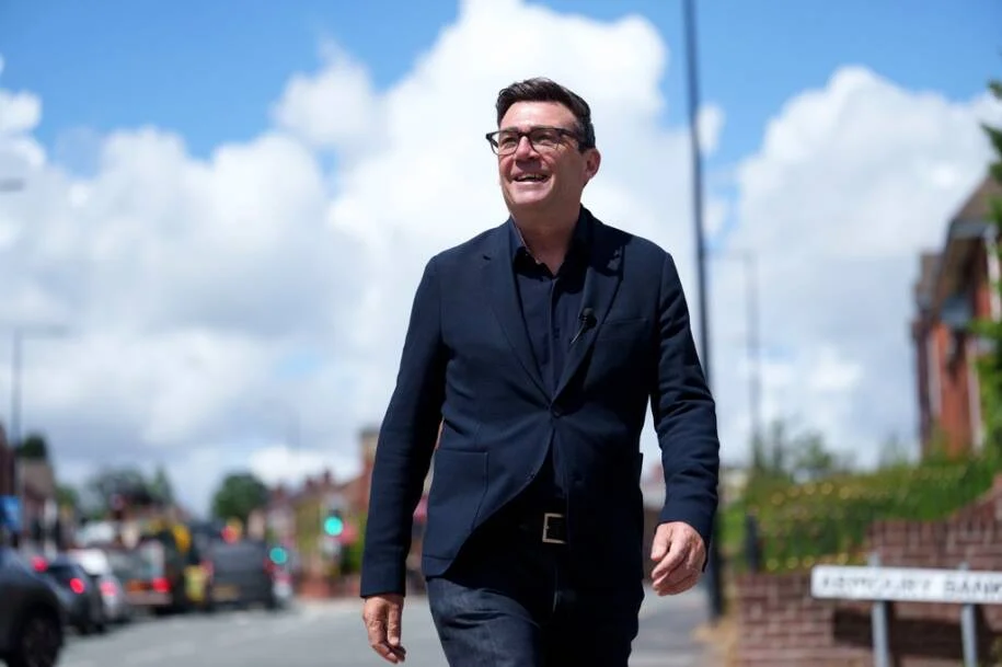 Andy Burnham desafia Keir Starmer e promete transformar economia do Reino Unido