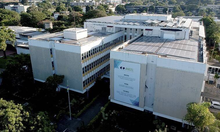 Aneel adia decisão crucial sobre cortes de geração de energia elétrica