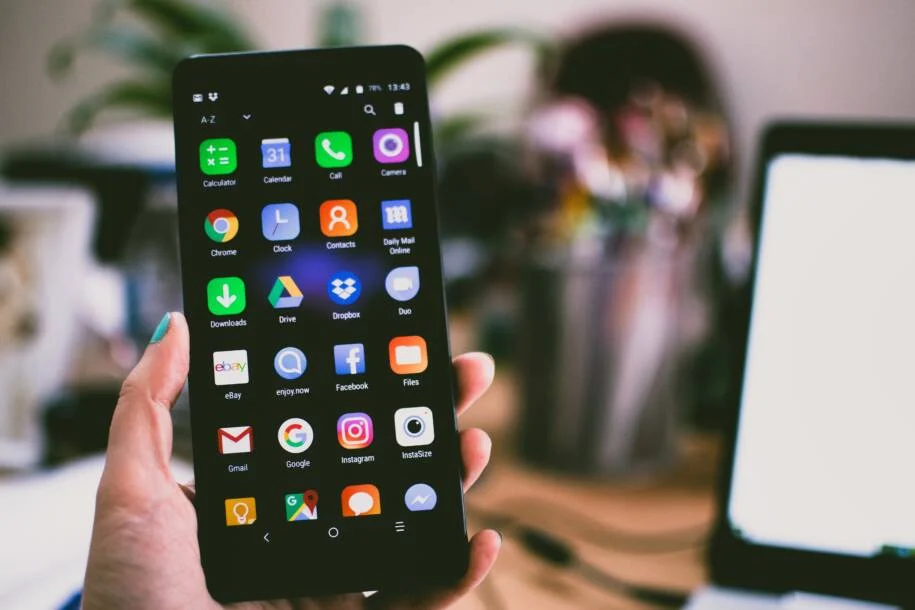 Apple e Samsung alertam: Formatar celular apaga dados pessoais e exige backup!