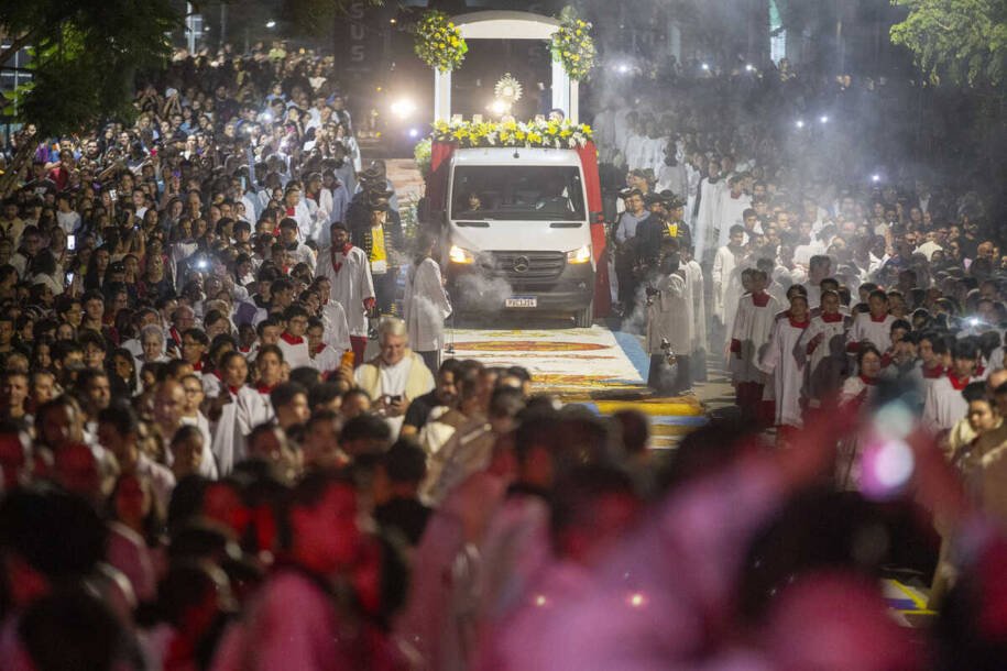 Arcebispo Dom Dimas Lara Barbosa celebra missa para 30 mil fiéis em Campo Grande