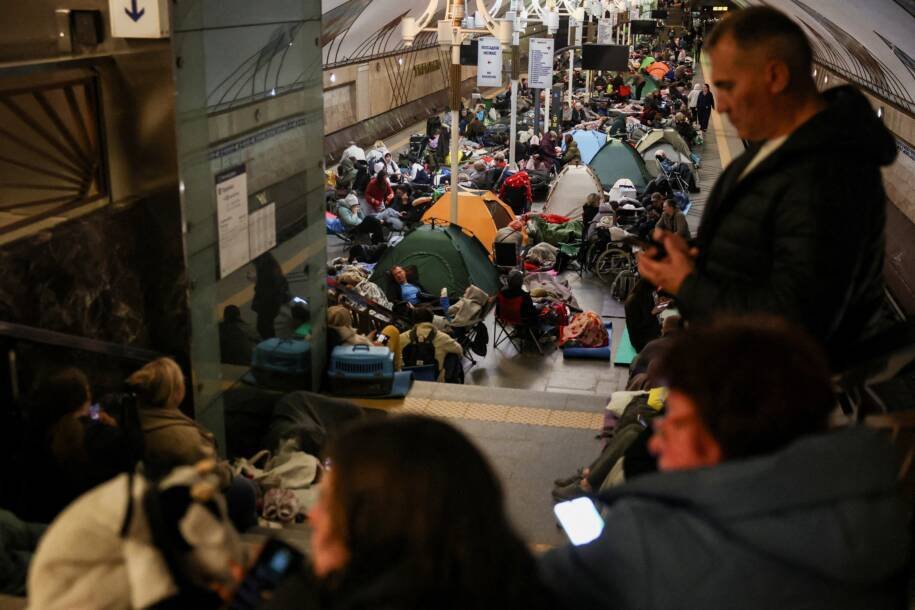 Ataques aéreos russos matam nove na Ucrânia e deixam Kiev em chamas