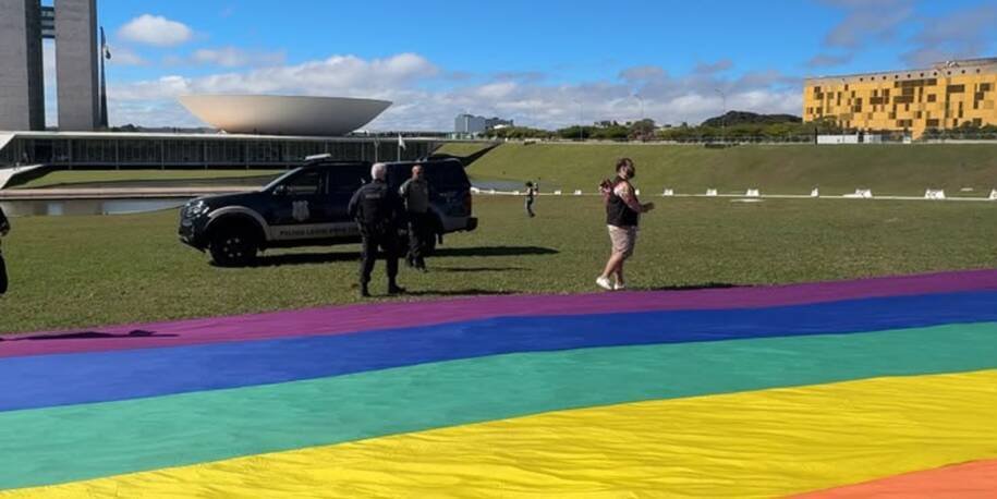 Ativistas LGBTQIA+ são impedidos de estender bandeira em Brasília por policiais