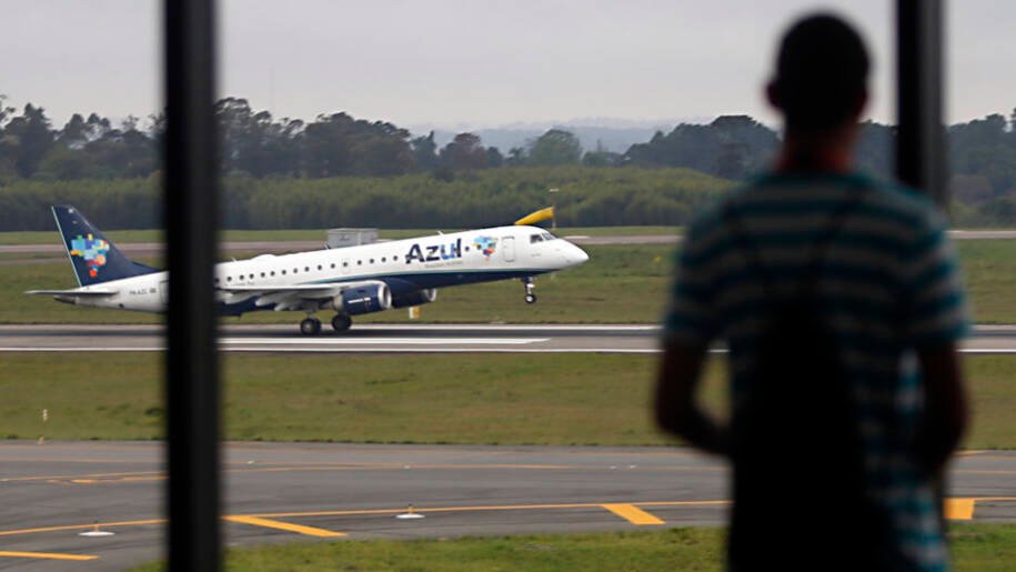 Azul cortará voos domésticos por alta de combustível; guerra no Irã impacta