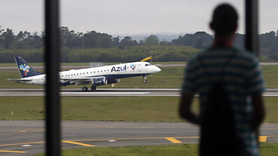 Azul cortará voos domésticos por alta de combustível; guerra no Irã impacta