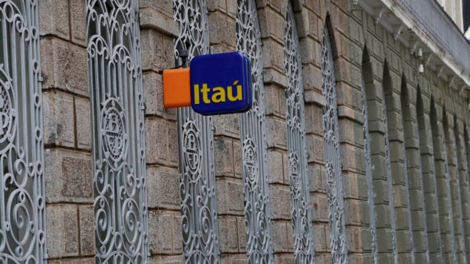 Banco Itaú é condenado a pagar R$ 7 mil por atraso em retificação de nome de trans