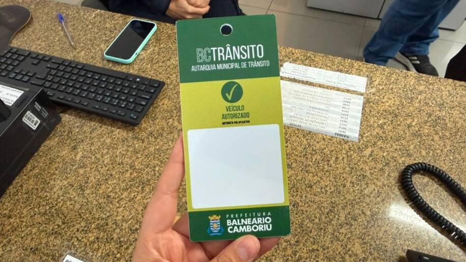 BC Trânsito exige credencial para motoristas de aplicativo em Balneário Camboriú