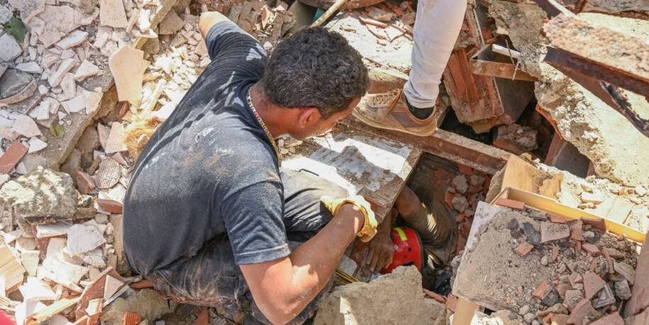 Brasil envia 37 bombeiros e 10 toneladas de ajuda após terremoto devastador na Venezuela