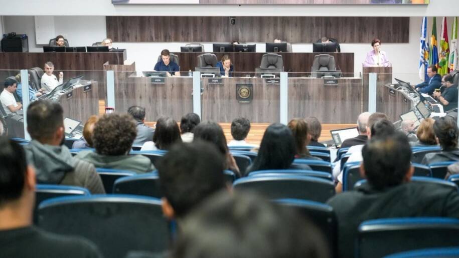 Câmara de Balneário Camboriú aprova homenagem a guarda e regras para comissionados