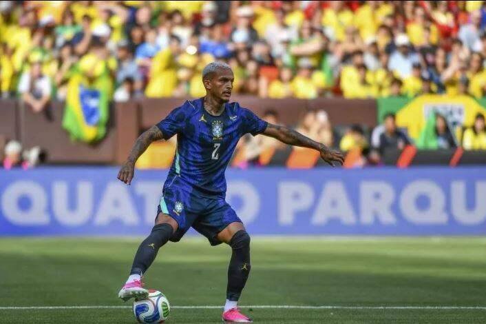 Carlo Ancelotti improvisa Danilo na lateral-direita após corte de Wesley por lesão