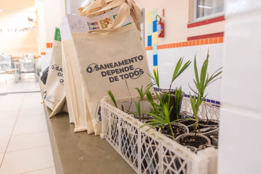 Casan realiza 1º Cine na Escola com alunos da Escola Henrique Veras e promove ação ambiental