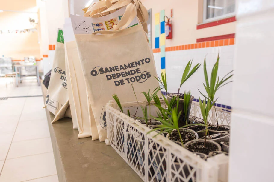Casan realiza 1º Cine na Escola com alunos da Escola Henrique Veras e promove ação ambiental