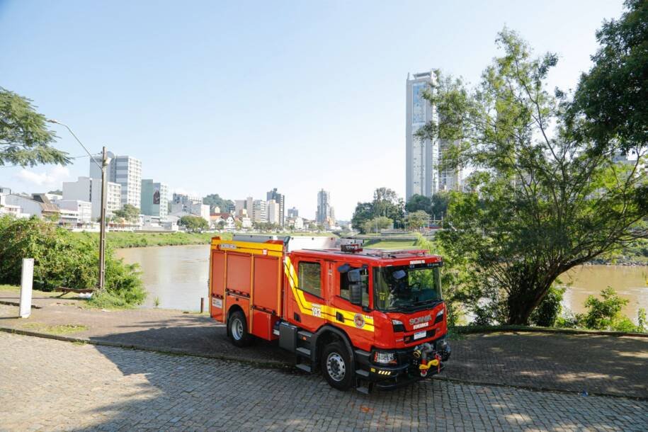 CBMSC entrega caminhão de resgate moderno e aumenta efetivo em Blumenau