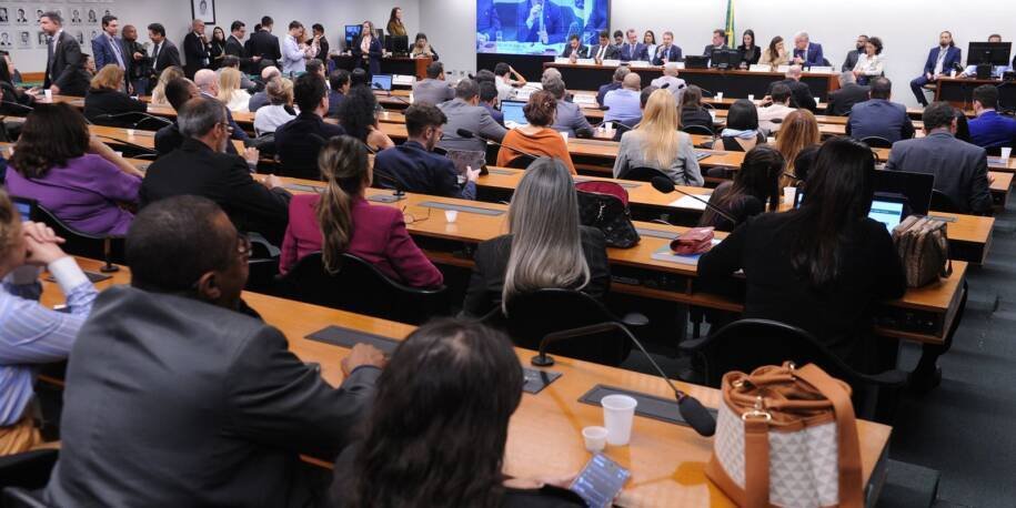 CCJ da Câmara adia votação da PEC 32/15 sobre maioridade penal e gera polêmica