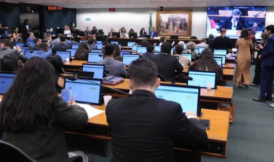 CCJ da Câmara aprova PEC que reduz maioridade penal para 16 anos e gera polêmica