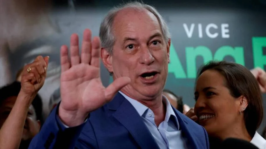 Ciro Gomes critica Lula e Bolsonaro e se recusa a apoiar Flávio Bolsonaro
