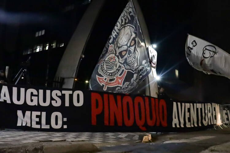 Corinthians expulsa Augusto Melo e Andrés Sanchez em meio a acusações graves