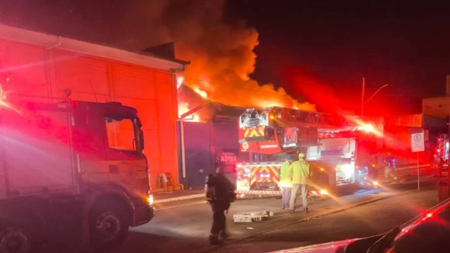 Corpo de Bombeiros combate incêndio em igreja em Balneário Camboriú às 23h33