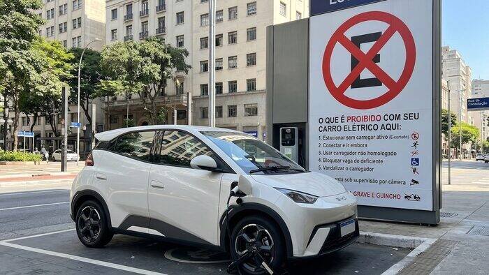 Crescimento de carros elétricos no Brasil gera alerta sobre cuidados essenciais