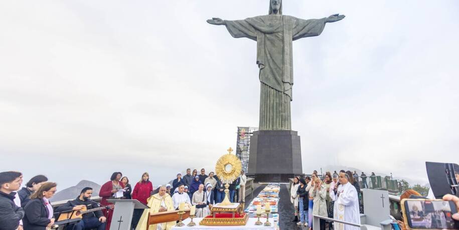 Cristo Redentor inova com tapetes de patchwork feitos por mulheres em vulnerabilidade