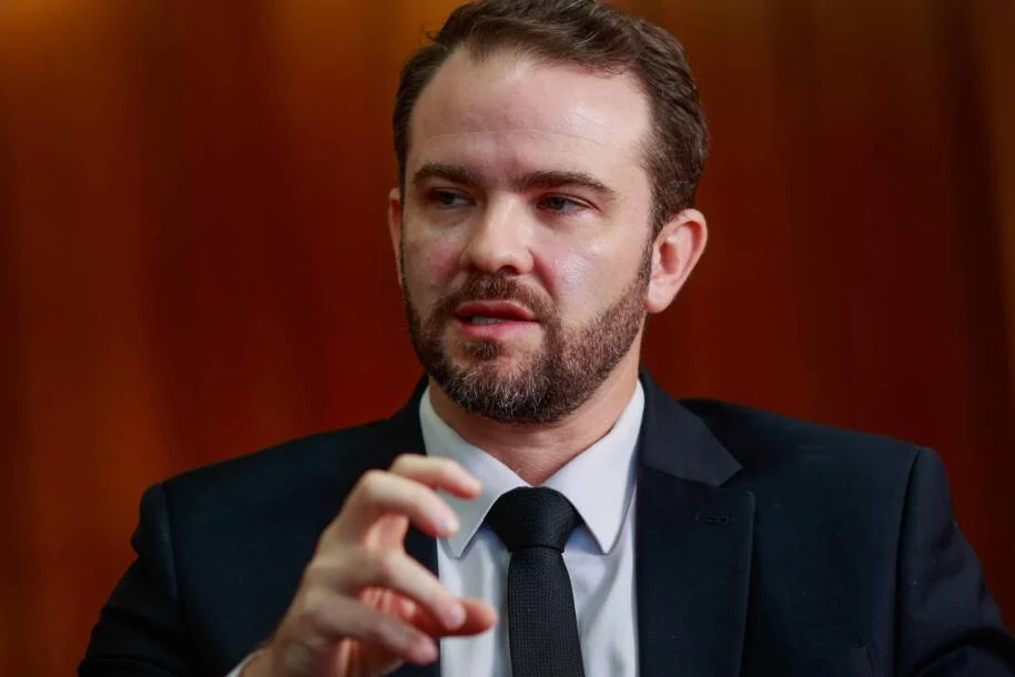 Dario Durigan defende Pix e descarta negociação com os EUA após tarifas