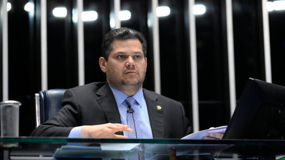 Davi Alcolumbre afirma que aprovar projetos exigiria '10 Brasis' e segura pautas-bomba