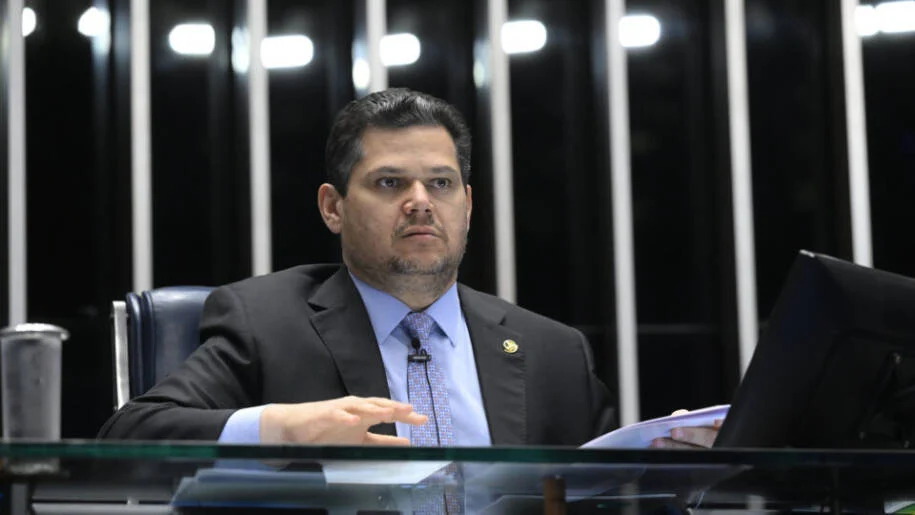 Davi Alcolumbre afirma que aprovar projetos exigiria ’10 Brasis’ e segura pautas-bomba