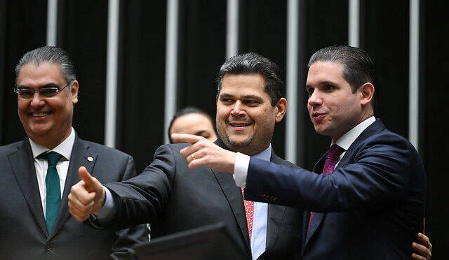 Davi Alcolumbre sinaliza tramitação lenta da PEC que acaba com escala 6×1 no Senado