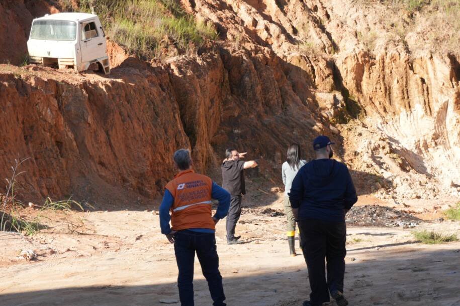 Defesa Civil de Balneário Piçarras enfrenta risco no Morro Alto devido a ocupação irregular