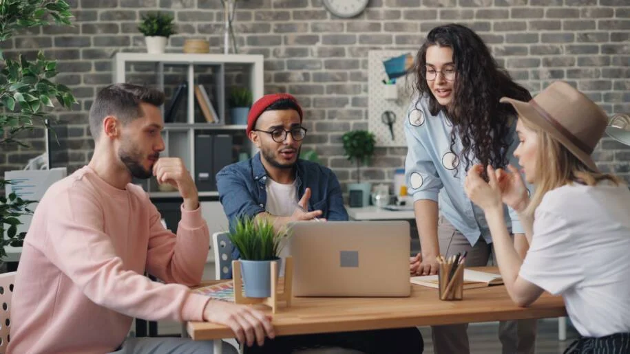 Deloitte revela: Geração Z e millennials adiam liderança por pressão financeira