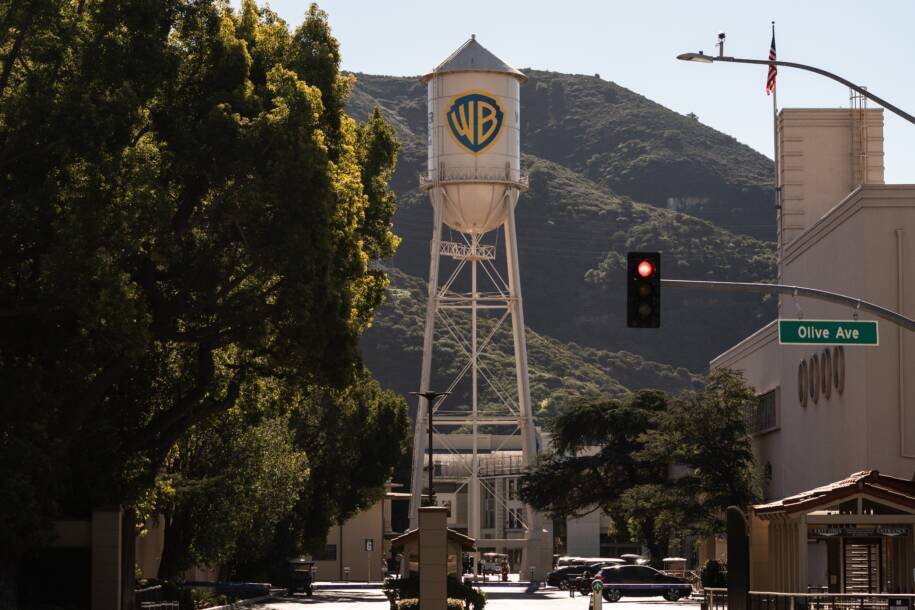Departamento de Justiça dos EUA aprova compra da Warner Bros pela Paramount e gera polêmica
