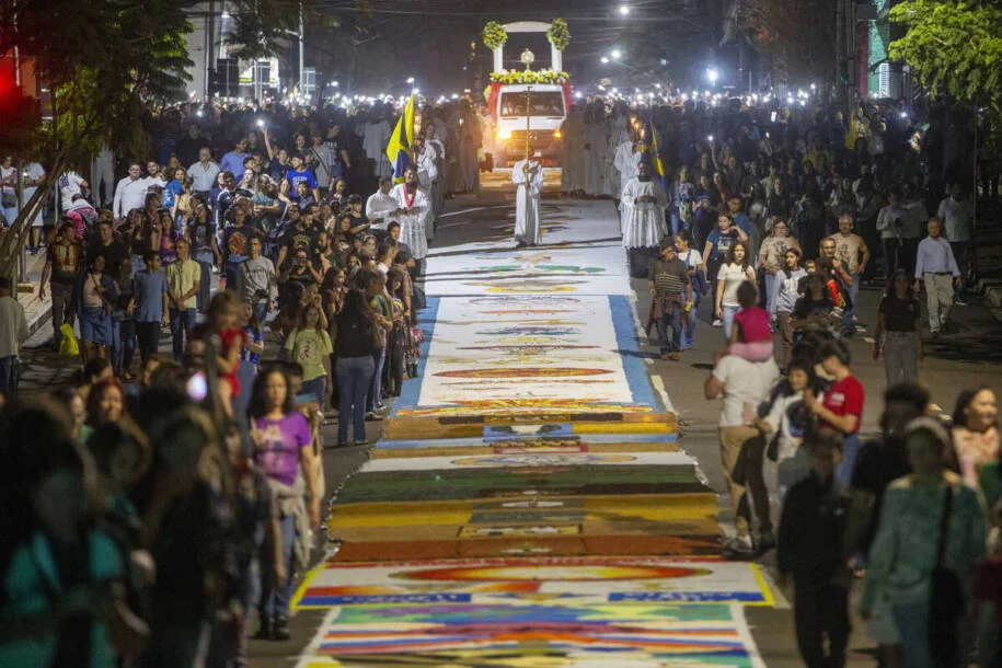 Dom Dimas Lara Barbosa celebra Corpus Christi com 30 mil em Campo Grande