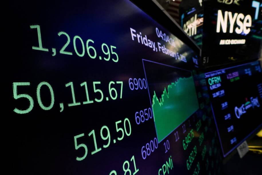 Dow Jones atinge nova máxima com avanço financeiro e saúde; tecnologia despenca