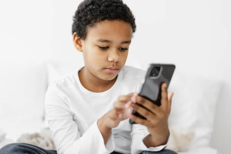 Dra. Anna Dominguez Bohn e Dr. Paulo Lobão alertam: celular para crianças pode ser perigoso