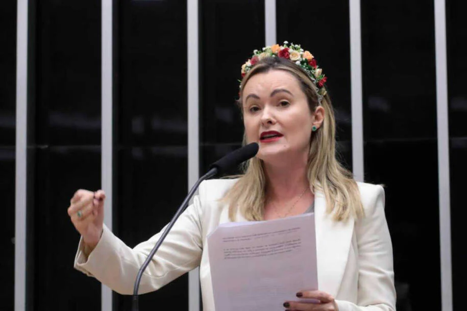 Eduardo Bolsonaro defende Júlia Zanatta como vice de Flávio em meio a tensão nas pesquisas