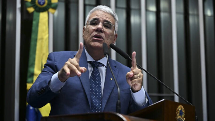 Eduardo Girão critica 'negociatas' e agradece apoio de Michelle Bolsonaro