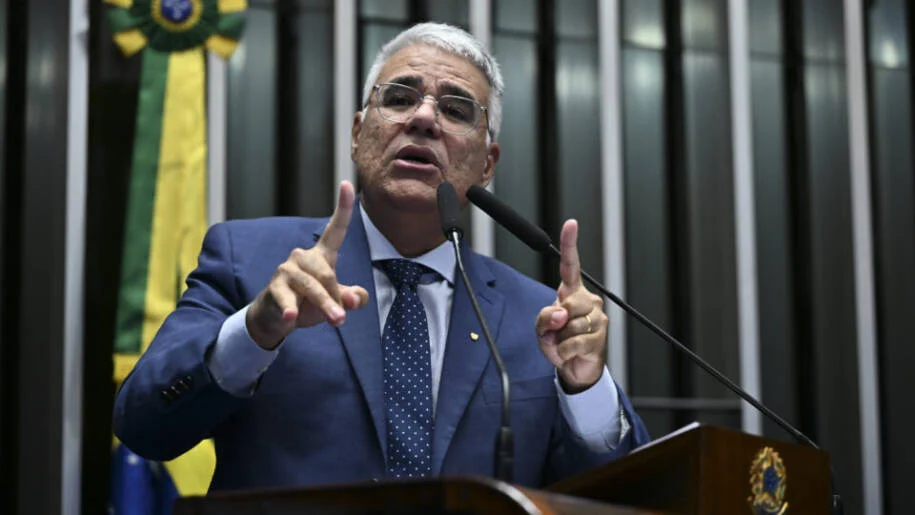 Eduardo Girão critica ‘negociatas’ e agradece apoio de Michelle Bolsonaro