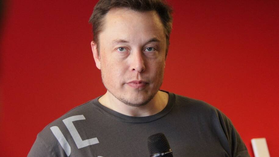 Elon Musk se torna o primeiro trilionário com US$ 1,27 trilhão e abismo para Page
