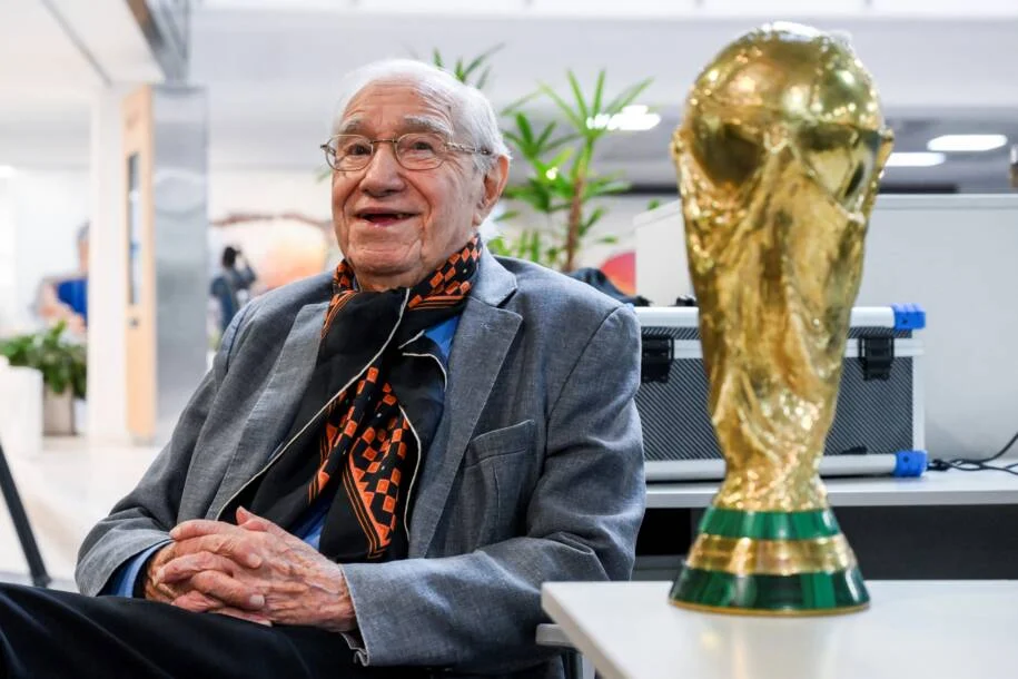 Enrique Macaya Márquez, comentarista da DirecTV, inicia sua 18ª Copa do Mundo aos 91 anos