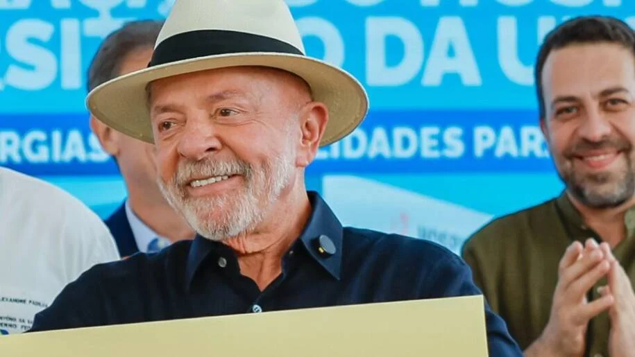 Flávio Bolsonaro aciona STF após Lula sugerir enforcamento por traição à Pátria