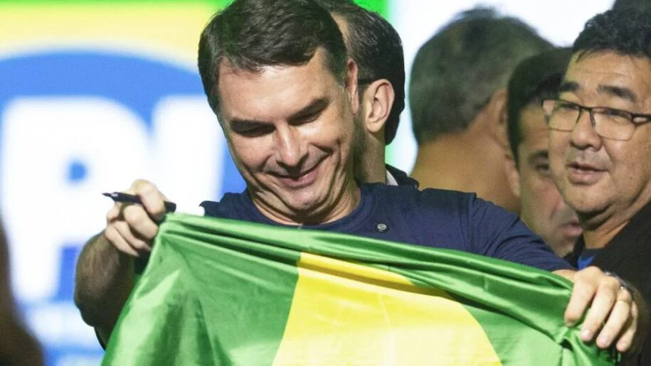 Flávio Bolsonaro celebra 12 medidas de segurança após operação da PF contra Wagner