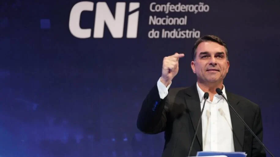 Flávio Bolsonaro critica STF e afirma que Corte age como ‘delegacia de polícia’