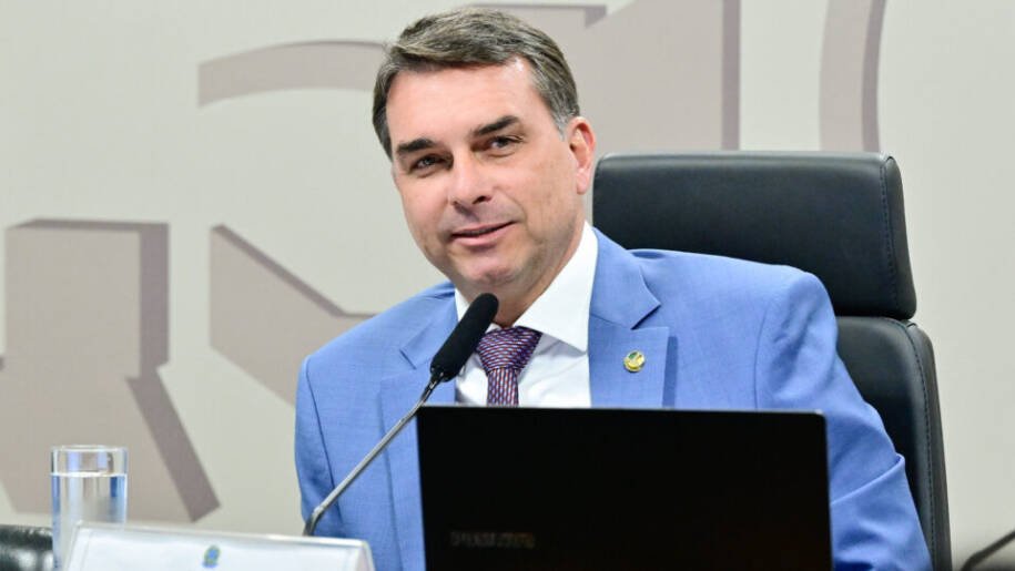 Flávio Bolsonaro defende Bolsa Família e critica erros do pai com a imprensa