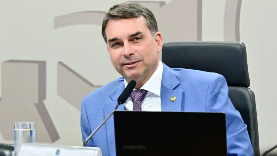Flávio Bolsonaro defende Bolsa Família e critica erros do pai com a imprensa