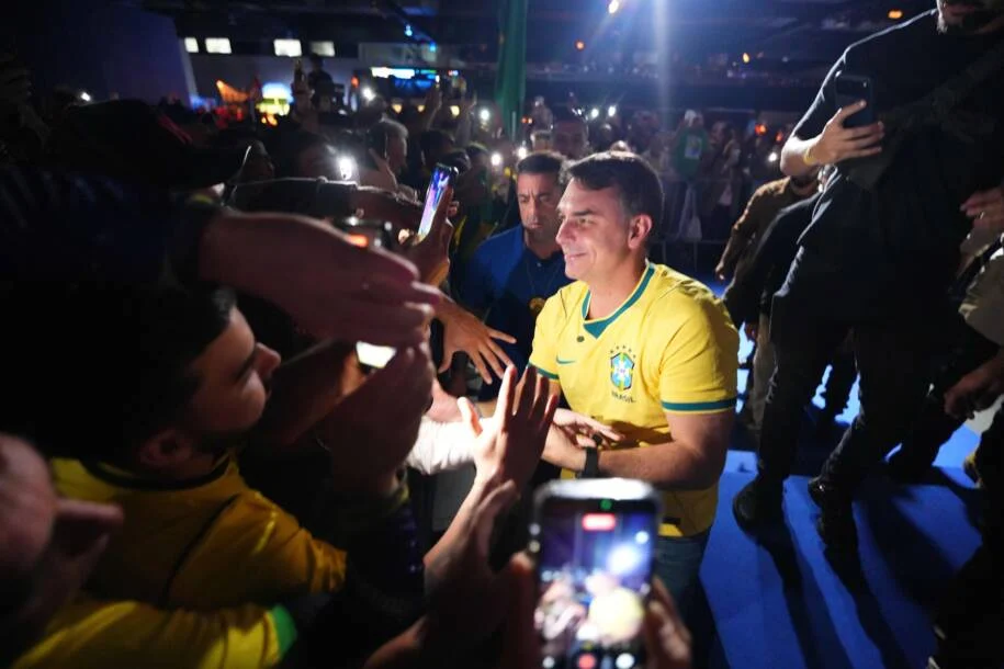 Flávio Bolsonaro defende Neymar e critica Lula como ‘presidente em modo avião’