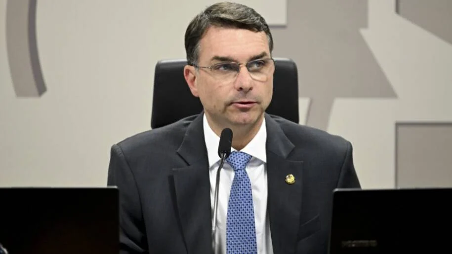 Flávio Bolsonaro descarta união de Zema e Caiado e defende pluralidade na direita