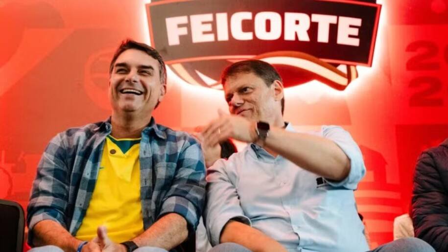Flávio Bolsonaro e Tarcísio criticam Lula e defendem agro em evento em SP