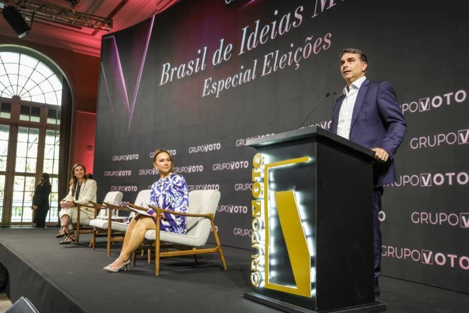 Flávio Bolsonaro elogia decisão dos EUA e critica Lula em evento em SP