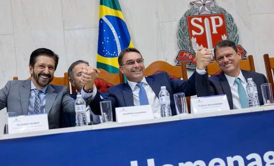 Flávio Bolsonaro escolhe São Paulo para comitê eleitoral e aposta em Tarcísio de Freitas
